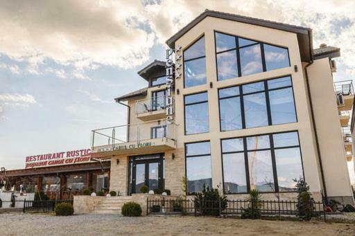 Pensiunea Carul Cu Flori Oravita Exterior photo